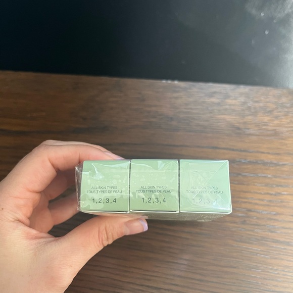 Clinique Radical Dark Spot Corrector Set .34oz/10ml - Picture 4 of 4